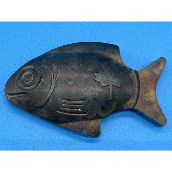Vintage Cast Iron Fish Paperweight/Decorative Object With Canadian Maple Leaf Ma - Picture 3 of 6